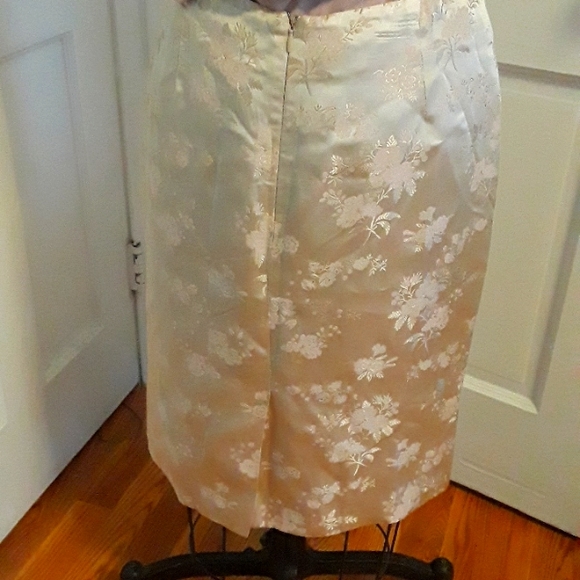 Gorgeous Silky Skirt, Women's size 6 - Picture 3 of 7